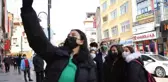 Vali Hamza Aydoğdu ile kız öğrenciler arasındaki 