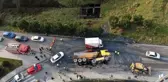 Harç yüklü kamyon devrildi, sürücü yaralandı