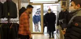 Vali, maskesiz yakaladığı gence önce espri yaptı, sonra korona virüsün tehlikesini anlattı