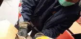 Son dakika haberleri... Araç motoruna sıkışan kedi kurtarıldı, boynundaki kolyeler çıkarıldı