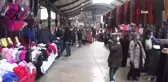 Yüzlerce kişi aynı anda bekledi, marş bitince alışverişe devam ettiler