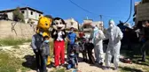 Batı Şeria'da sağlıkçılardan Covid-19 hastası çocuklara moral ziyareti