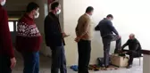 Elleriyle zurna ve kaval sesi çıkarıp, müşteri çekiyor