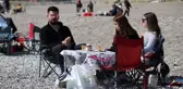 Masasını sandalyesini kapan sahile koştu