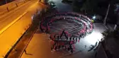 Saatler 19.21'i gösterdiğinde ay yıldız koreografisiyle İstiklal Marşı okudular