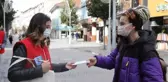 Kovid-19'la mücadele kapsamında gönüllülerden kurulan ekip vatandaşları bilgilendiriyor