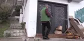 Kendi atölyesini kuran cerrah ahşap kase yaparak stres atıyor