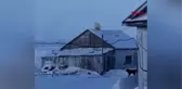 Rusya'da kutup ayısı, evin çatısına çıktı