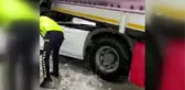 Karda yolda kalan vatandaşlara yardım eden polis memurları 