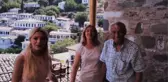 Babasını birinci katta öldürüp, annesi ile ablasının cesetlerinin yanına taşımış