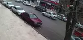 Başkent'te bir vincin park halindeki iki otomobili biçtiği anlar kamerada
