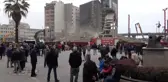 Son dakika haberleri | Binaların yıkılmasını film izler gibi izliyorlar