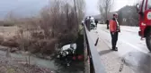 Dereye devrilen otomobilin sürücüsü yaralandı