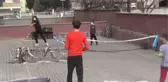 Evde canı sıkılan çocuklar için mahalle aralarına mini tenis kortları kuruyorlar