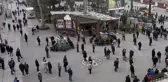 Meydana toplanan kalabalık, binaların yıkılmasını film izler gibi izliyor