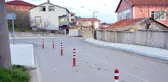 Usulsüz olarak yol geçtiğini iddia ettiği arsasını dubalarla kapatarak nöbet tuttu