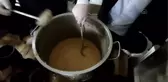 Fabrika işçilerine 18 Mart'a özel öğle yemeğinde hoşaf ve ekmek verildi
