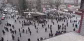 Binaların yıkılmasını film izler gibi izliyorlar