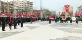 Son Dakika | Gazi babasının kucağında, şehitleri ziyarete geldi