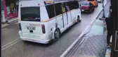 Çarptığı kediyi telef eden sürücüyü uyarmak için otomobilin peşinden koştu