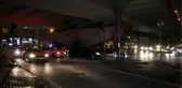 HIZ VE YAĞIŞ YÜZÜNDEN KONTROLDEN ÇIKAN MOTOSİKLET IŞIKLARDA BEKLEYEN ARAÇLARA ÇARPTI 1 ÖLÜ 1 YARALI