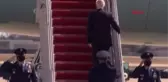 ABD Başkanı Biden uçağa binerken 3 kez düştü
