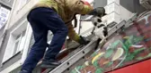 Son dakika haberleri! AVCILAR'DA KORKUNCA REKLAM TABELASININ ÜZERİNE KAÇIP MAHSUR KALAN KEDİYİ İTFAİYE KURTARDI