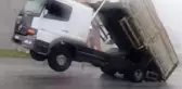 ESENYURT'TA YÜKÜ ARKAYA KAYAN KAMYON ŞAHA KALKTI