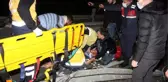 TIR şarampole devrildi, kupası ikiye bölündü: 1'i ağır 2 yaralı