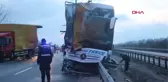 Yolcu otobüsü, arıza yapan kamyona çarptı: 3 yaralı