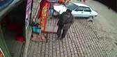 Son dakika haberleri | AFYONKARAHİSAR - Belediye işçilerinin peşlerine takılan köpekleri ekmekle beslemesi kameralara yansıdı