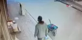 Mardin'de peynir hırsızlığı yapan kişi güvenlik kamerasına yakalandı