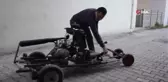 Motor taktığı tahtadan arabayla tüm dikkatleri üstüne çekiyor