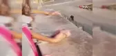 Yangında terasta mahsur kalan aile çaresizce evlerinin yanışını görüntüledi