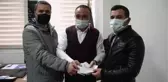Belediye personeli yolda bulduğu 7 bin 185 lirayı sahibine teslim etti