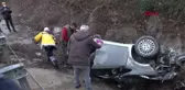 DÜZCE Otomobil şarampole yuvarlandı, kurtarma çalışmalarını izleyenler canlı yayın yaptı 2 yaralı