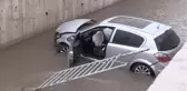Su kanalına devrilen aracın sürücüsü yaralandı