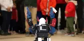 Halay çeken ve erik dalı oynayan robotlar ilgi odağı oldu
