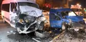 SULTANBEYLİ'DE HAFİF TİCARİ ARAÇ İLE SERVİS ARACI KAFA KAFAYA ÇARPIŞTI; 1'İ AĞIR, 3 YARALI