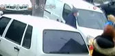 Trafikte sürücüler arasındaki tekmeli kavga kamerada
