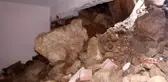 Dağdan kopan kaya parçaları evin duvarlarını yıktı