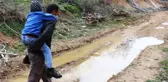 Fedakar baba, 3 yıldır engelli oğlunu sırtında taşıyarak okula götürüyor