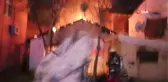 Komşusuna gitmek için çıktığı ev alev alev yandı