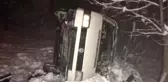 Minibüs evin bahçesine devrildi: 4 yaralı