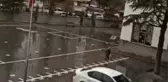 Şiddetli yağmura rağmen tek başına İstiklal Marşı okudu