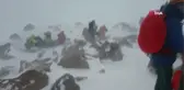 Tipiye yakalanan dağcıların zor anları kamerada