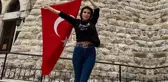 Türkiye'yi temsil etmek için Beyrut'a giden model Duygu Çakmak, yanında 100 kutu pişmaniye götürdü