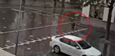 8 yaşındaki çocuk, yağmur altında tek başına İstiklal Marşı'nı okuyup saygı duruşunda bulundu
