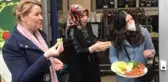 Alman Bakan Giffey, Türk mahallesinde ilk kez çiğ köftenin tadına baktı, verdiği tepki güldürdü
