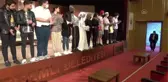 Tiyatrocular down sendromlu genç için sahne aldı